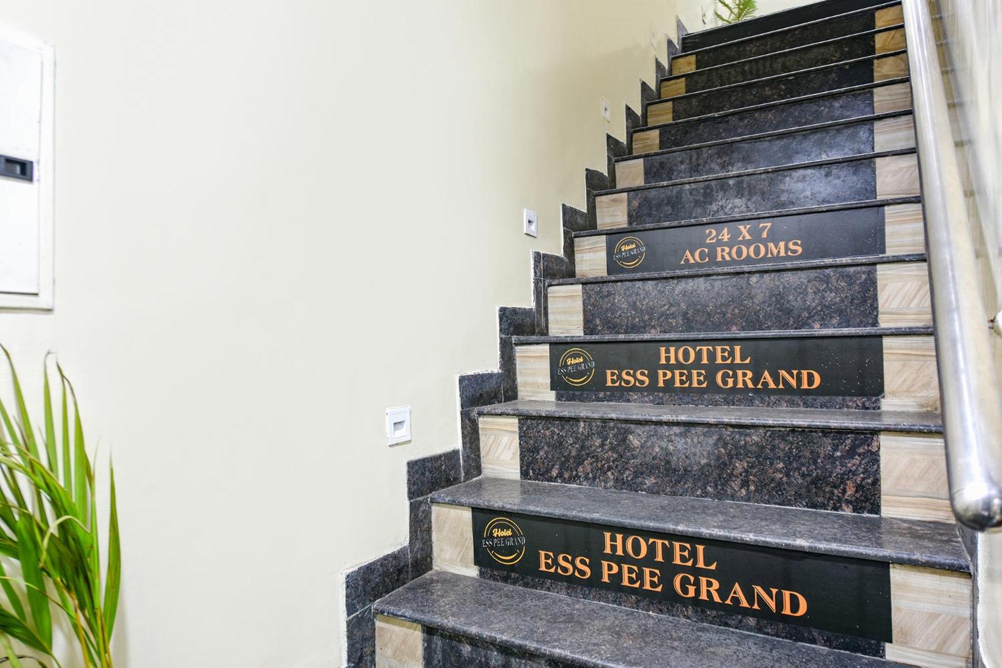 Fabhotel Ess Pee Grand Mohali Zewnętrze zdjęcie